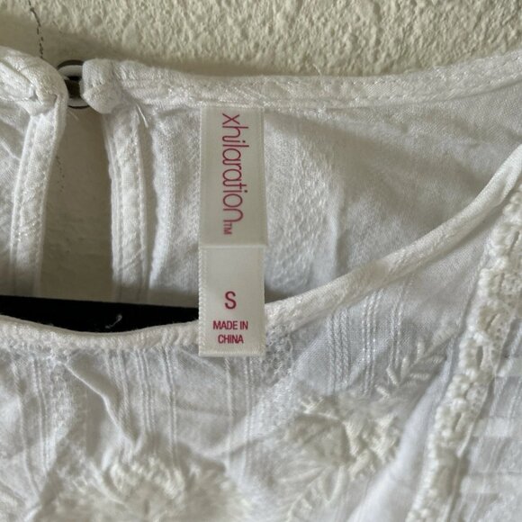 Xhilaration Women’s Floral Embroidered Top Sz Small White Flutter Sleeve Boho - Picture 7 of 8